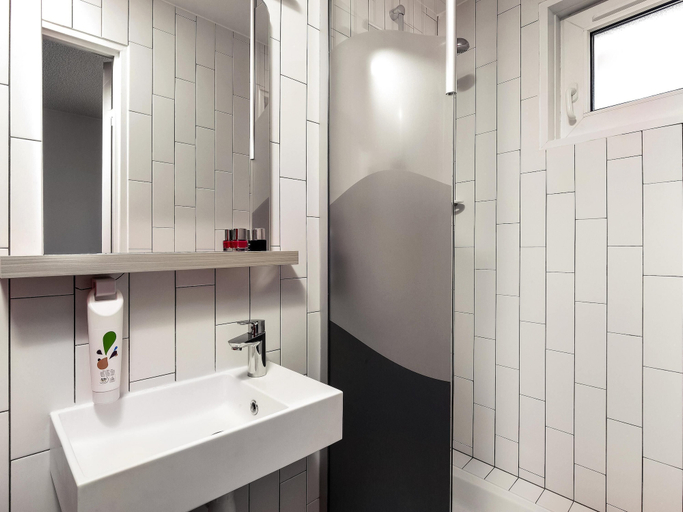 Bathroom 4, Ibis Styles Vichy Centre, Allier