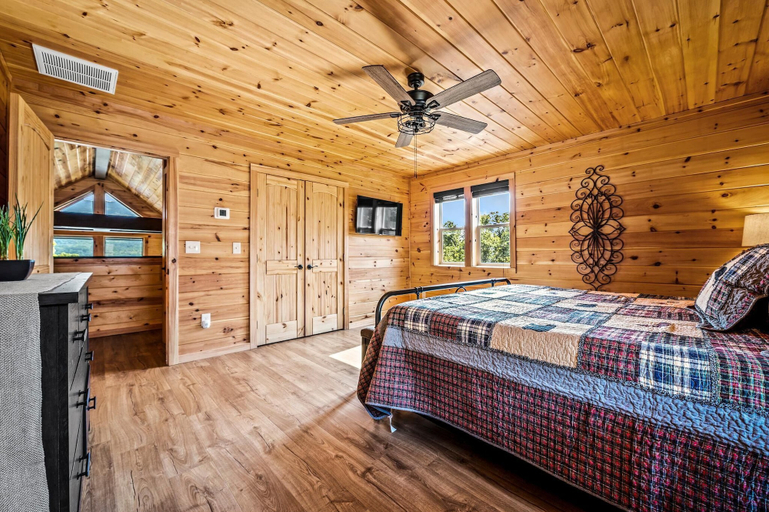 Bedroom 3, Tennessee Roots, Sevier
