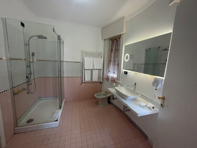Bathroom 3, WHITE HOUSE, Milano