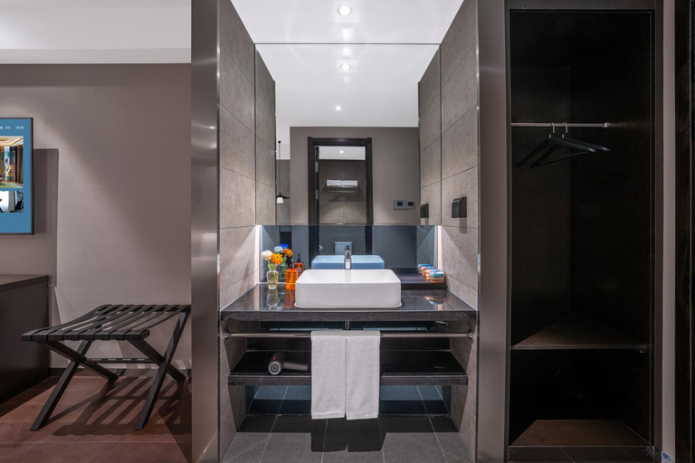 Bathroom 4, Orange Hotel Qingdao Chengyang Taihao Plaza, Qingdao