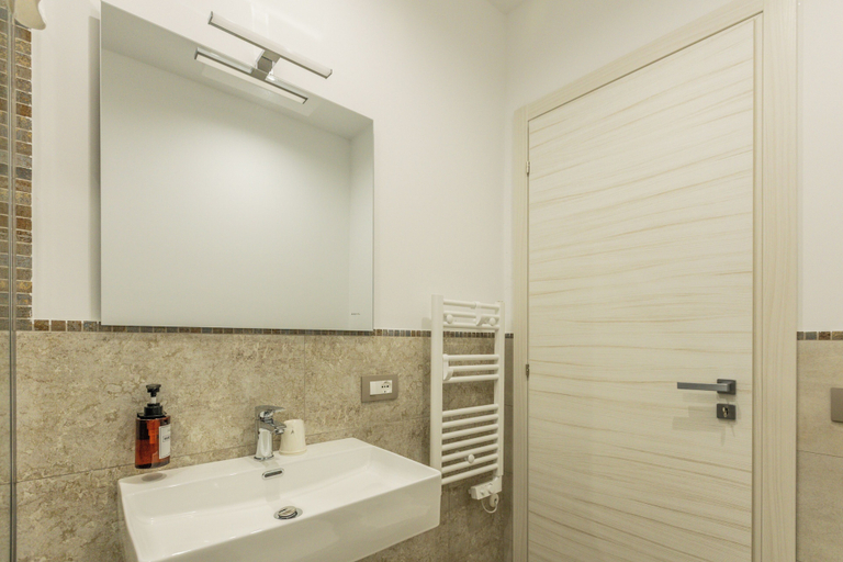Bathroom 5, Nova Suite, Trapani