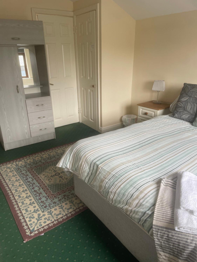 Bedroom 1, Eamonns Cosy B&B Private Parking