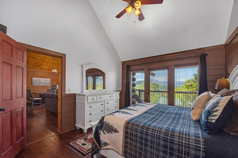 Bedroom 3, Another Day in Bearadise, Sevier