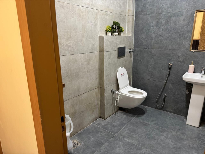 Bathroom 3, Hotel Shri Radhavan, Mathura