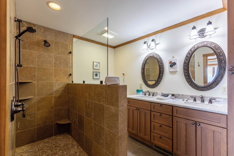 Interior 5, Lookout Lodge - 1 Level Home et Friendly, Views, Hot Tub, & Pool Table, Watauga