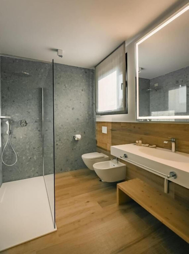 Bathroom 3, Sorapiana, Treviso