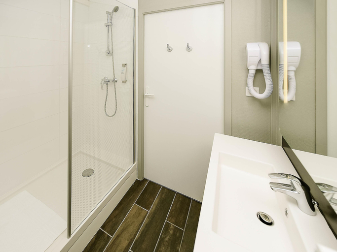 Bathroom 4, ibis Lyon Est Beynost A42, Ain