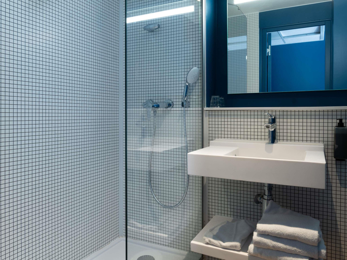 Bathroom 5, ibis budget Saint Malo Centre, Ille-et-Vilaine