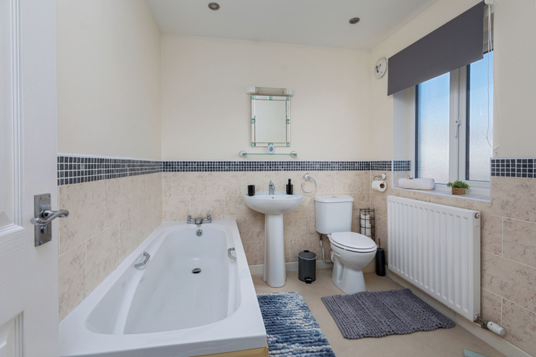 Bathroom 5, House - Sleeps 10 - Parking - Wifi, Cumbria