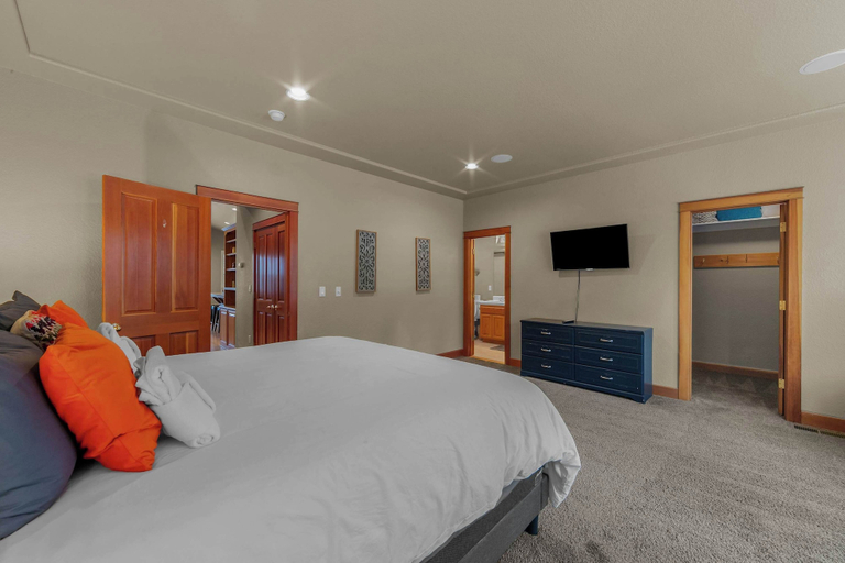 Room 2, Thunderbird Nest Hot Tub EV Charger, El Dorado