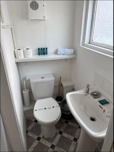 Bathroom 2, Budget Studio Apartments, Birmingham