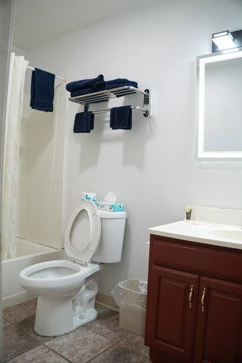 Bathroom 2, Relax Inn, Monroe