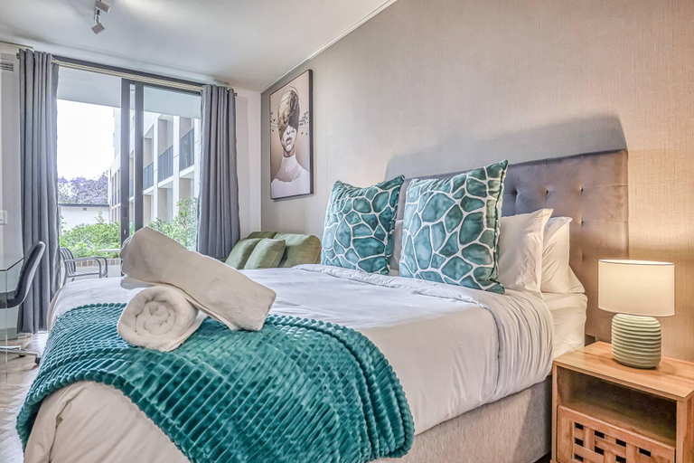 1, Elegant Rosebank Apartment Modern Comfort Convenience, City of Johannesburg