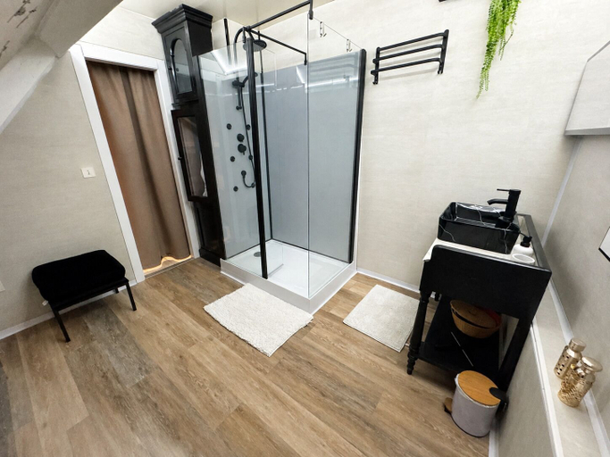 Bathroom 5, Domaine Valenquercy, Lot