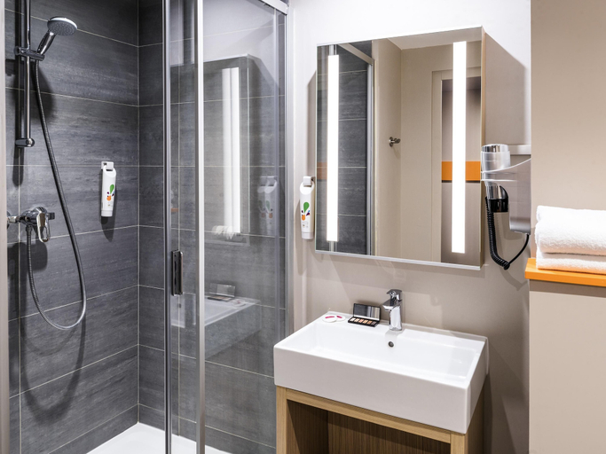 Bathroom 5, ibis Styles Clamart Gare Grand Paris, Hauts-de-Seine