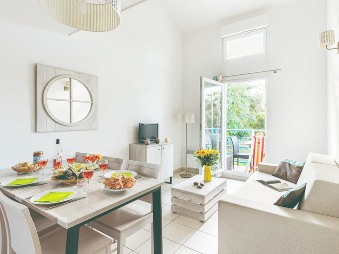 Dining 3, Coastal Comfort for a Family, Charente-Maritime