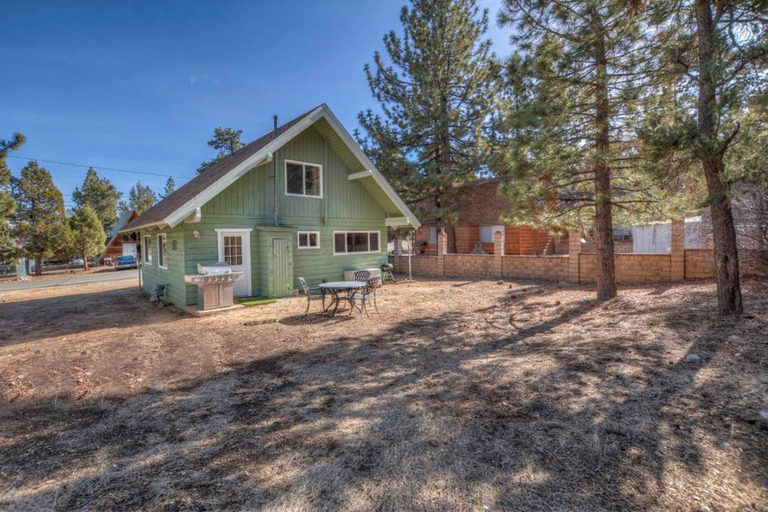 Front of property 2, Mountain Dream Lodge, San Bernardino