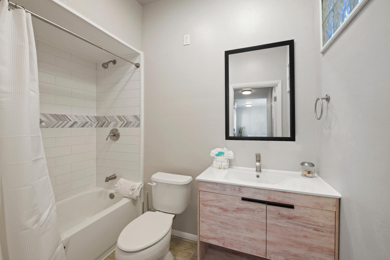 Bathroom 4, Crain's Perch, Lee