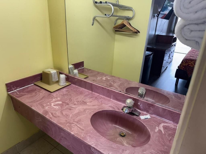 Bathroom 2, Regency Inn, Clayton