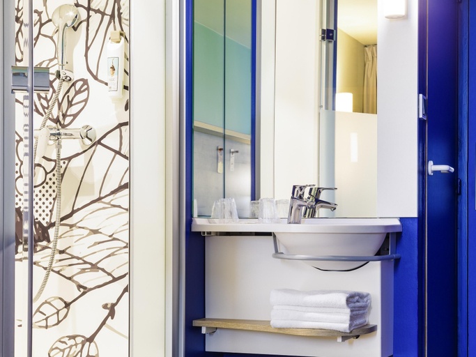 Bathroom 4, ibis budget Luxembourg Aéroport, Luxembourg