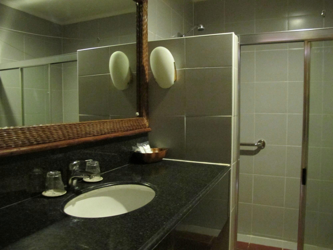 Bathroom 3, Marco Vincent Dive Resort, Puerto Galera