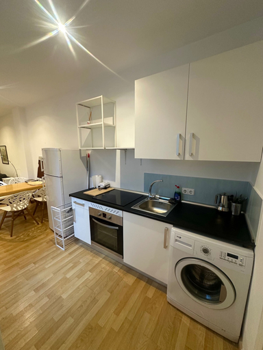 Private kitchen, Apartment Sleeps 2 With Air Conditioning, Madrid