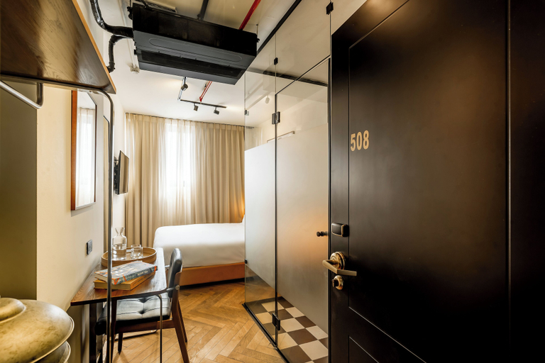 Bedroom 4, L’Hotel Journal