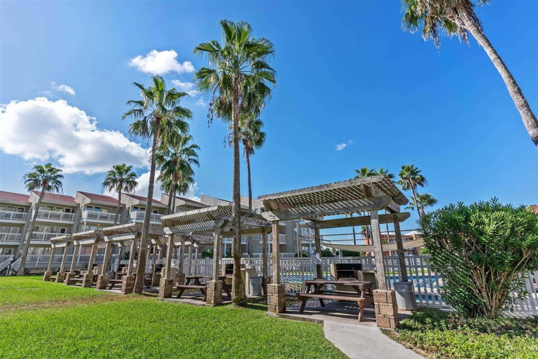 Outdoor dining, Gulfpoint 3102 1 Bedroom Condo, Cameron