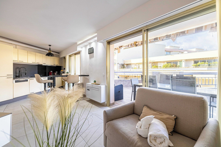 Living area 5, Apt With Terrace and sea View, 2min From the Beach, Alpes-Maritimes
