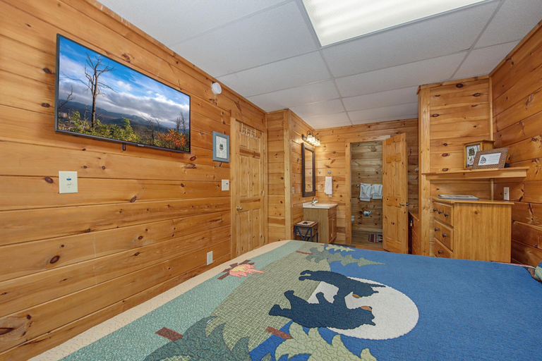 Room 5, Hilltop Bearadise, Sevier