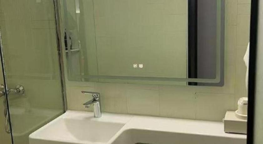Bathroom 3, Jinjiang Inn Dalian Jiefang Road, Dalian