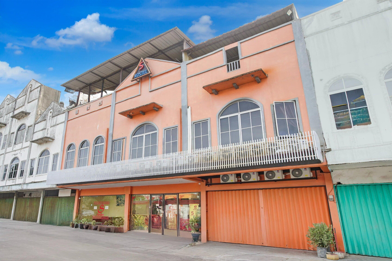 Exterior 2, Cozy Double Escape W/ Free Wifi and Parking, Batam