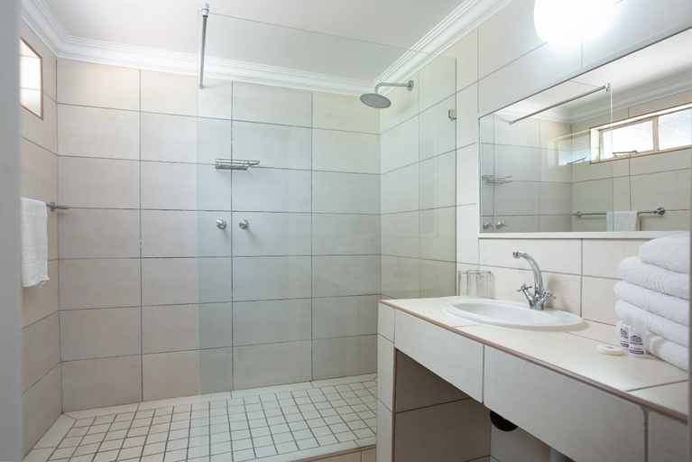 Bathroom, Merino Inn Hotel, Pixley ka Seme