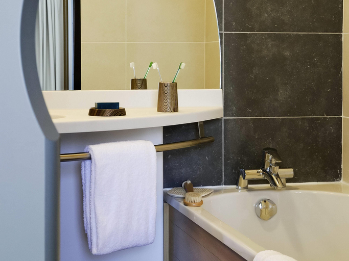 Bathroom 5, Aparthotel Adagio Bordeaux Gambetta, Gironde