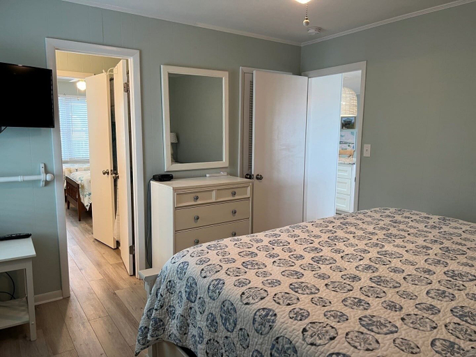 Room 4, Beach Time 5 Bedroom Home by RedAwning, Brunswick