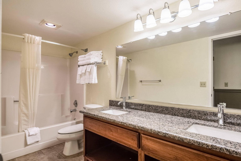 Bathroom 4, Quality Inn & Suites Coeur d'Alene, Kootenai