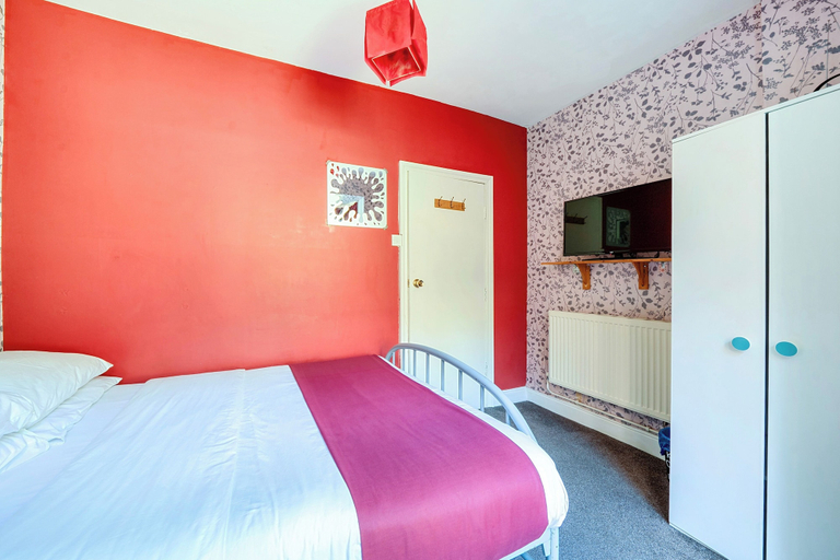 Room 4, Midlands Apartment Sleeps 7 - Free Parking, Wifi, Sandwell