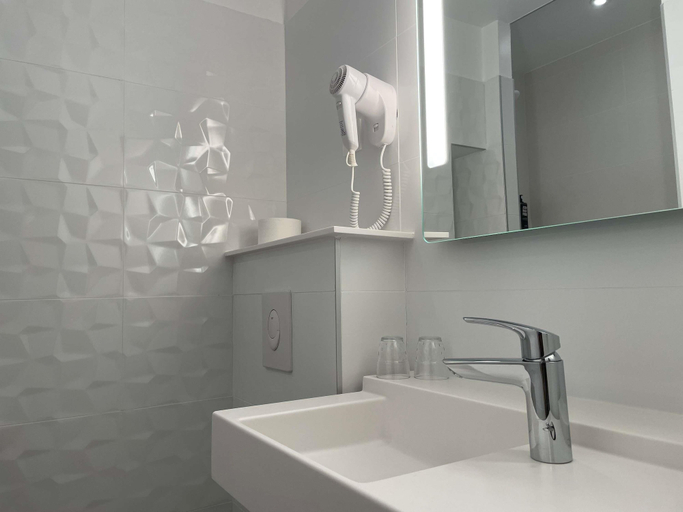 Bathroom 4, ibis Styles Toulouse Blagnac Aeroport, Haute-Garonne