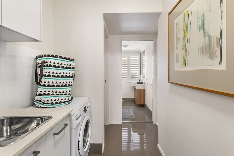 Interior 2, Modern Twist and Old World Charm - 3bed-2bath-2car, Kedron