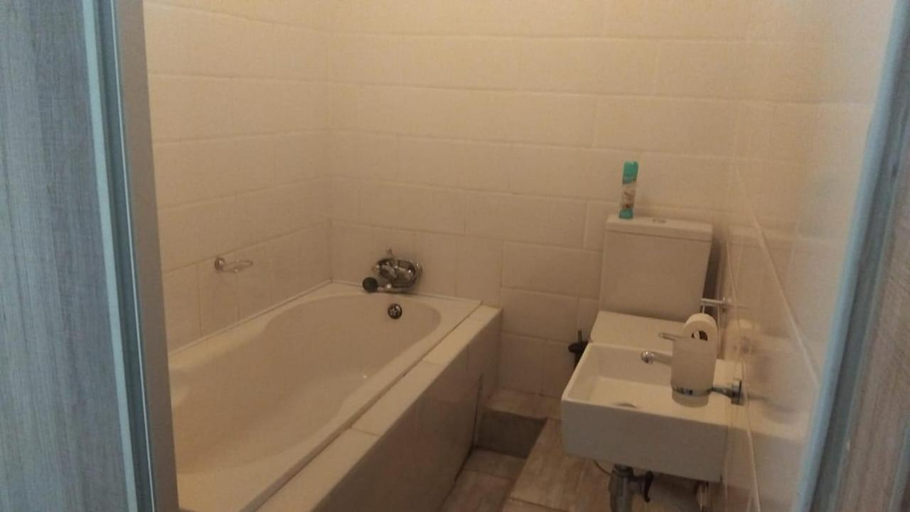 Bathroom 3, Jate Guest House
