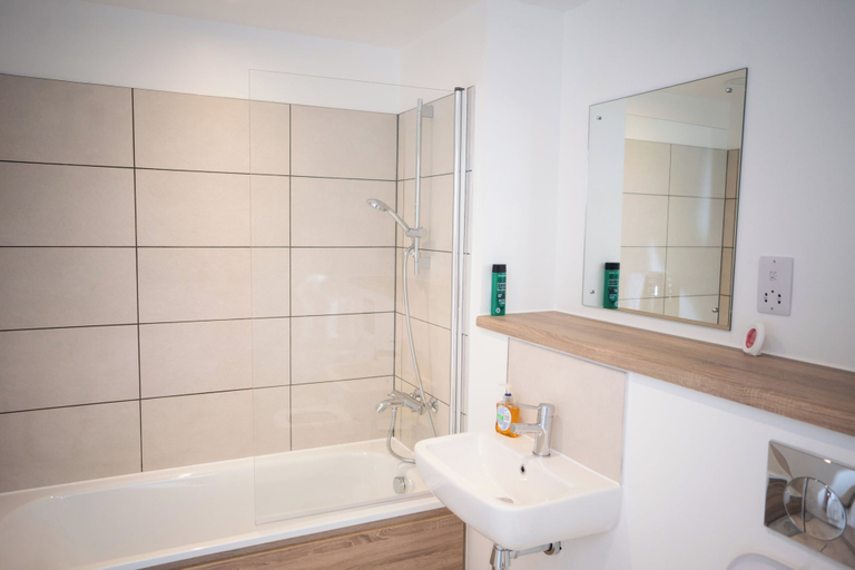 Bathroom 4, Stylish 2 bed home near Trafford, Salford