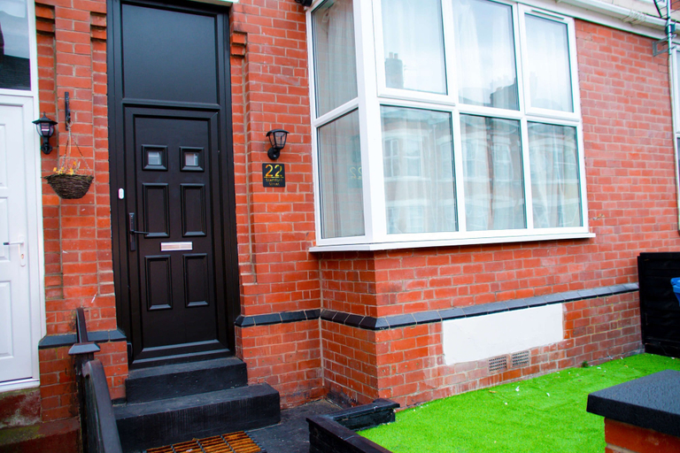 Room 4, Sleeps 14 The Old Trafford Zen by Genesis Living, Manchester
