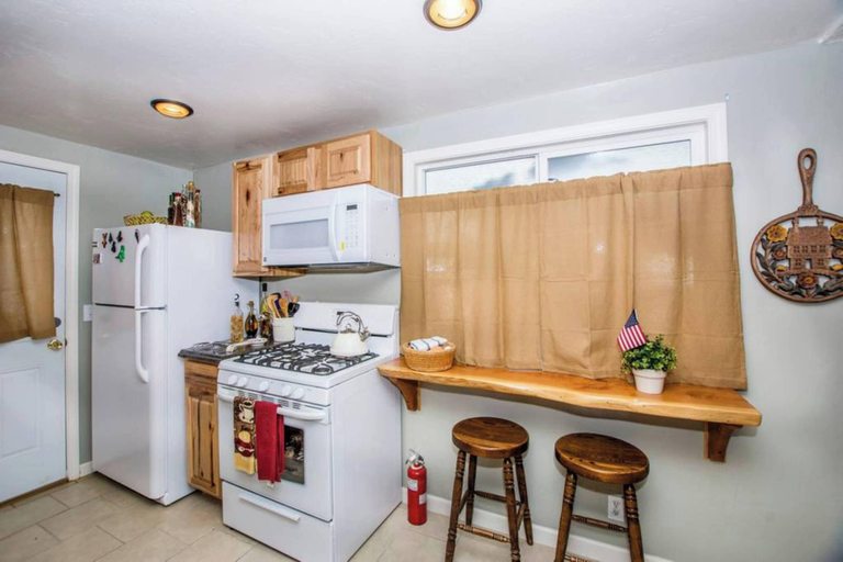 Private kitchen 3, Mountain Dream Lodge, San Bernardino