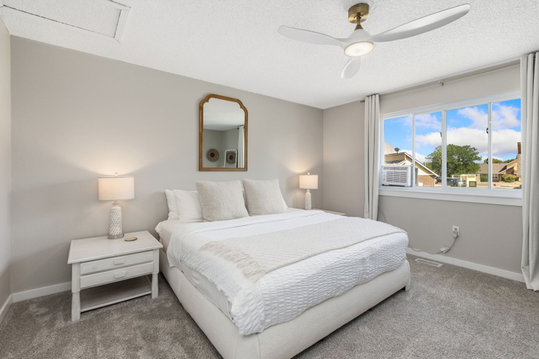 Room 2, Windsor Wanderer Walk to Parks, Pool, Downtown, Weld