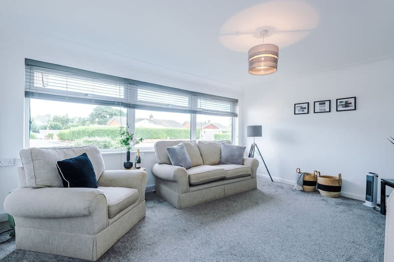 Room 4, NEW Stunning Bungalow Ideal for Groups Parking, Wrexham