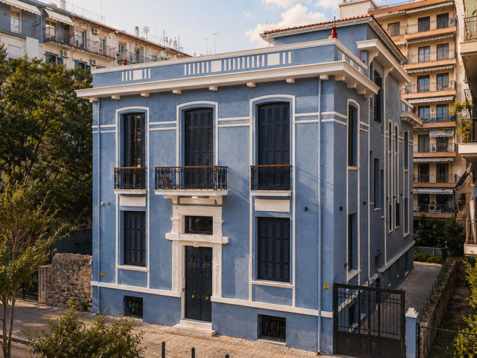 Exterior & Views