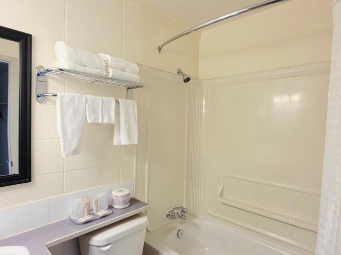 Bathroom 5, Canadian Motor Inn, Division No. 19