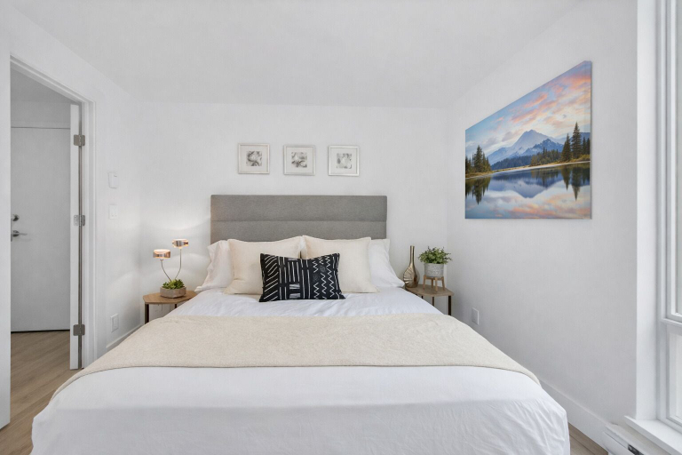 Room 3, Modern Corner 2 BR with Spa, Greater Vancouver