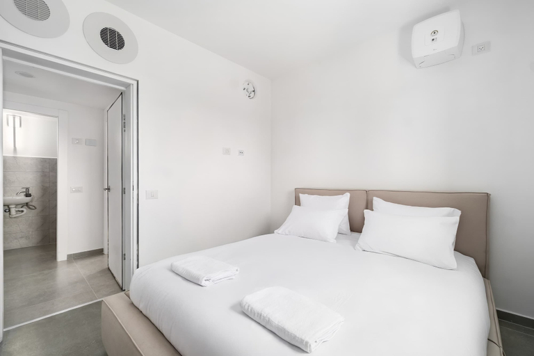 Room 3, Spacious 4BR Balcony Mamad-RenovatedBldg
