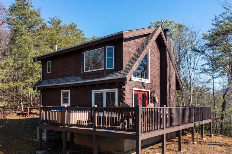 Exterior 2, Honey Bear, Sevier